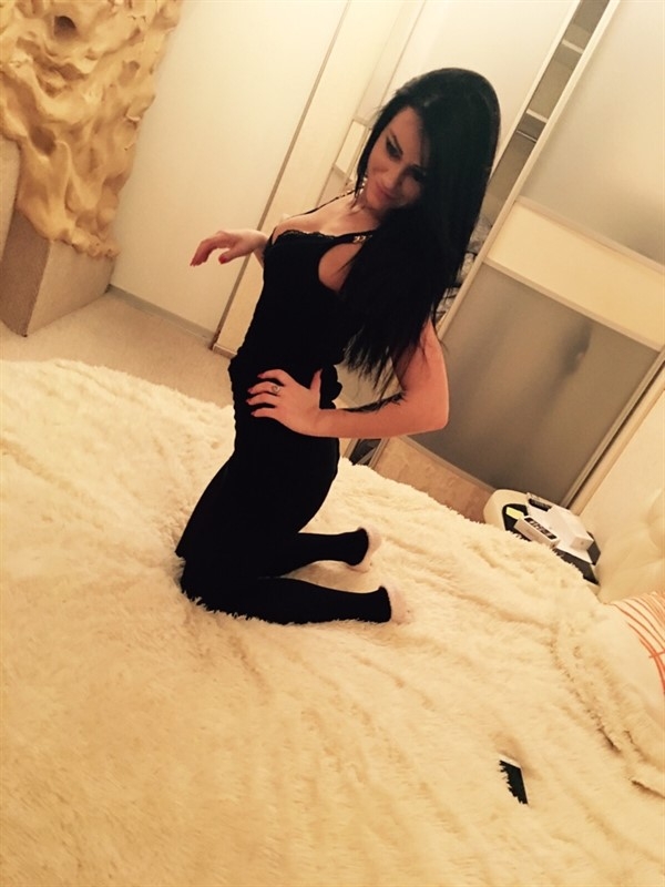 Горячая и страстная блондинка приглашает тебя провести время с пользой для тела и души. Я знаю, что тебе нужно - и это я! 17215, 20 лет